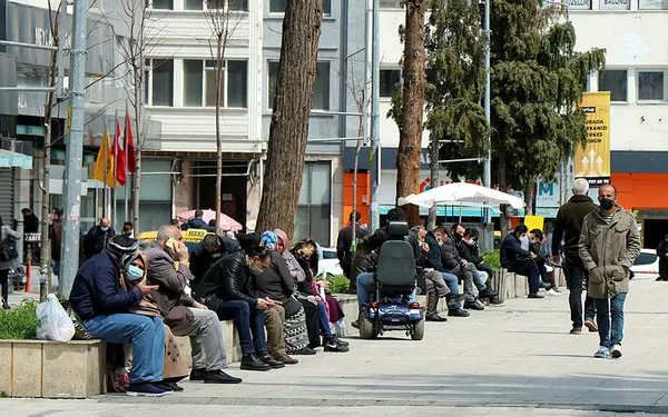 Sağlık Bakanlığı'nın koronavirüs risk haritasında rekor kıran Samsun'da cadde ve sokaklar yine doldu!-4