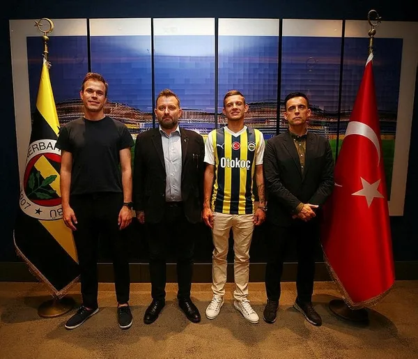 fenerbahce-sebastian-szymanskinin-transferi-icin-gorusmelere-basladi-1689185377799.jpeg