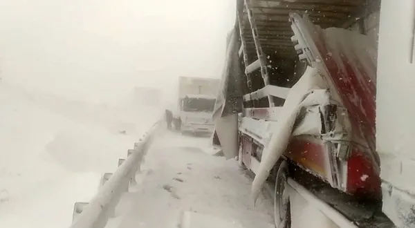 son-dakika-istanbul-arnavutkoyde-30-aracin-karistigi-zincirleme-kaza-trafik-durdu-1643029770498.jpg SON DAKİKA: İstanbul Arnavutköy'de trafik durdu! Vatandaş dondurucu soğukta kabusu yaşadı-2