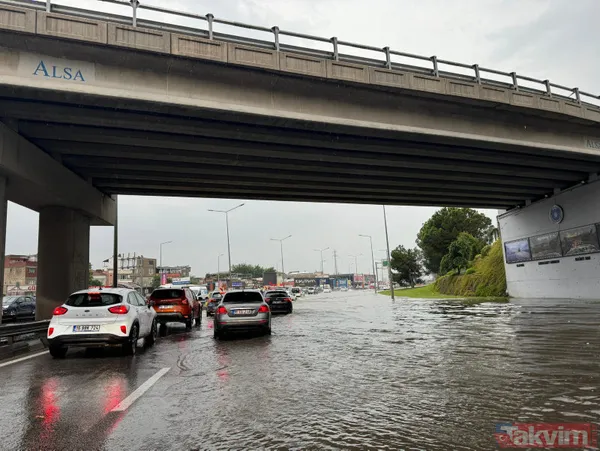 Bursa'da sağanak hayatı felç etti! Ev, iş yeri, AVM otoparkı ve metroları su bastı... Taşan Nilüfer Çayı'ndan ceset çıktı - 20
