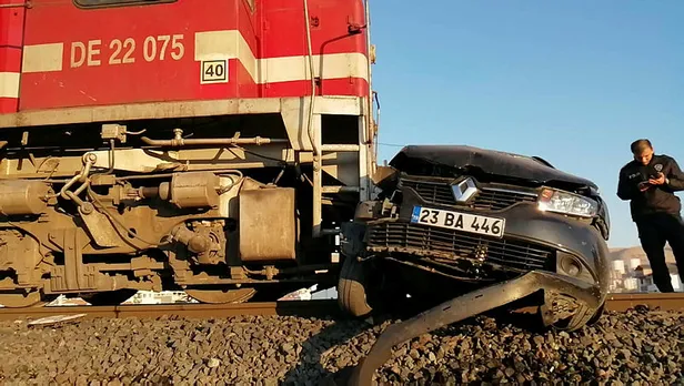 elazigda-korkunc-kaza-tren-otomobili-altina-aldi-yaralilar-var-1573628352872.jpg