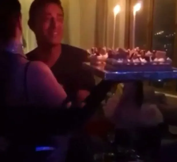 Mustafa Sandal'dan partideki şov kızına yakın ilgi! Ortaya çıkan ve tepki çeken görüntü sonrası gözler Melis Sütşurup'ta...-3