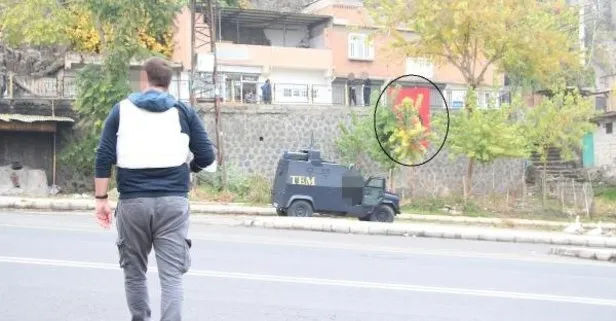 Diyarbakır’da istinat duvarına asılan PKK paçavrası polis ekiplerince indirildi!