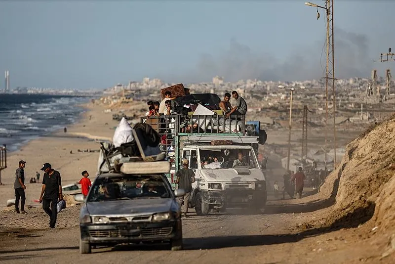 İsrail'in saldırıları sonucu Gazze kentinden yükselen dumanlar, Deyr Belah'tan görüntülendi. (AA)