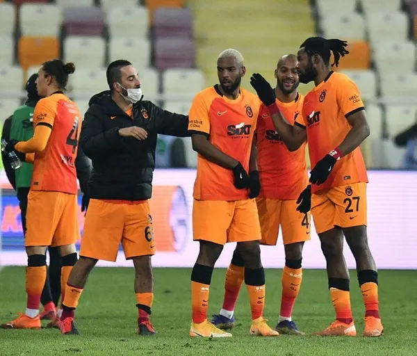 Galatasaray kötü zeminde 3 puanı son dakilarda kaptı-6