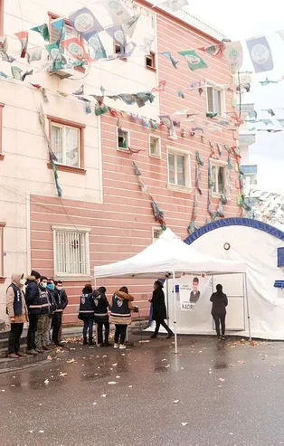 Diyarbakır'daki HDP binası "tadilat gerekçesiyle" boşaltıldı! Evlat nöbetindeki aileler: Nereye giderseniz peşinizdeyiz