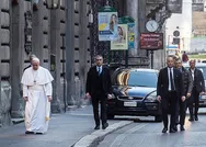 Papa yasağa aldırış etmedi, koronavirüs nedeniyle karantinada olan Roma caddelerinde gezdi