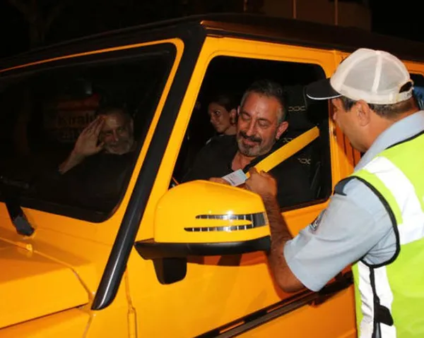Cem Yılmaz polis çevirmesine takıldı alkolmetreyi üfledi-3