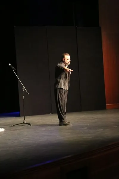 Sermiyan Midyat boş koltuklara stand up yaptı-5