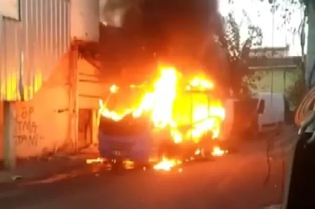 Kartal'da park halindeki minibüs alev topuna döndü