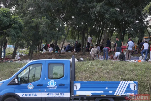 "Bu alanda kesim yasak" afişinin altında kaçak olarak kurban kesimi yaptılar - 16