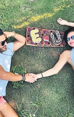 Uğur Akkuş ve Ebru Şallı'dan romantik poz