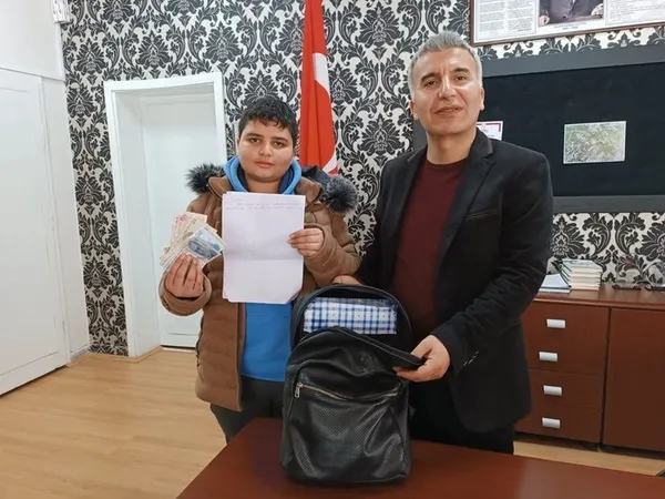 depremzedelerden-duygulandiran-davranis-aralarinda-para-toplayip-ogrencilere-biraktilar-1677046156519.jpg Depremzedelerden duygulandıran davranış: Aralarında para toplayıp öğrencilere bıraktılar!-3
