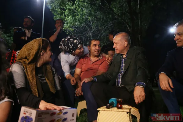 Çay Davetini Kırmadı Başkan Recep Tayyip Erdoğan, Zeytinburnu Sahilinde Vatandaşlarla İftar Yaptı. Erdoğan, İftarın Ardından Cemal Ece İsimli Vatandaşın Çay...