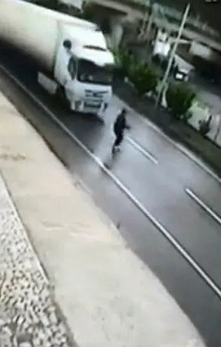 Giresun'da inanılmaz olay! Kendini TIR’ın önüne attı...