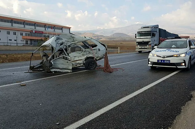 Kayseri'de feci olay! TIR otomobili ikiye böldü