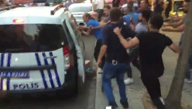 Güngören'de taciz iddiası sonrası taciz zanlısına linç girişimi kamerada (VİDEO)