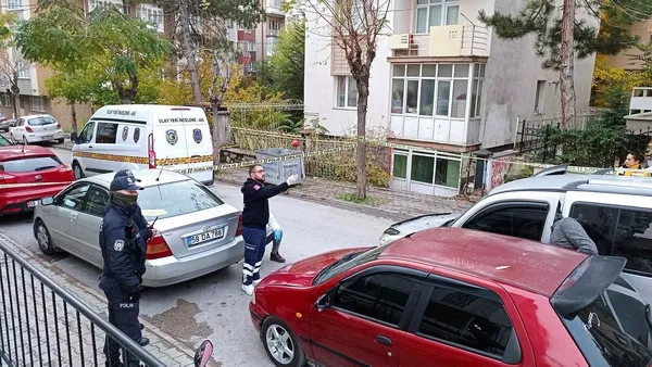 sivasta-supheli-olum-iki-arac-arasinda-kaldi-feci-sekilde-can-verdi-1668058100338.jpeg Sivas'ta acı olay! El frenini çekmeyi unuttu iki araç arasında kaldı! Feci şekilde can verdi-2