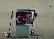 Libyadan skandal görüntü! Darbeci Hafter’e bağlı birlikler Türkiye bayrağı ve Başkan Erdoğan’ı hedef yaptı!