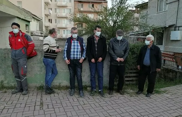 gelecek-partisi-eski-il-baskani-huseyin-yildirim-yine-kumar-operasyonunda-yakalandi-gecen-yil-kolunu-bu-yil-da-ayagini-kirdi-1617567615000.jpeg Gelecek Partisi eski il başkanı Hüseyin Yıldırım yine kumar operasyonunda yakalandı! Geçen yıl kolunu bu yıl da ayağını kırdı-3