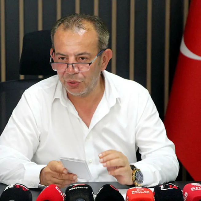 Canlı yayında birbirlerini yediler! Tanju Özcan ve Barış Yarkadaş arasında koltuk fırlatma gerilimi