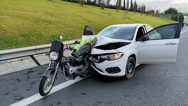 1609660334221.jpg TEM'de akılalmaz kaza! Motosiklet araca ok gibi saplandı, sürücü metrelerce sürüklenerek can verdi-2