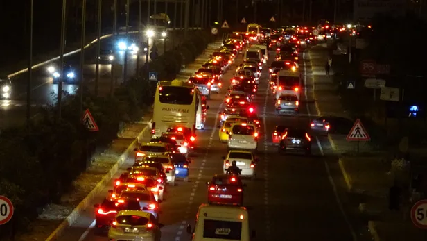Bayram yoğunluğu! Edremit Körfezi'nde trafik durma noktasına geldi-5