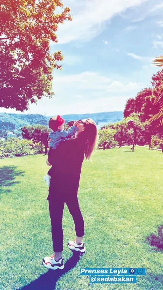 provaya-basladi-1591136985351.jpeg Hadise ile Kaan Yıldırım çocuk provalarına başladı!-2