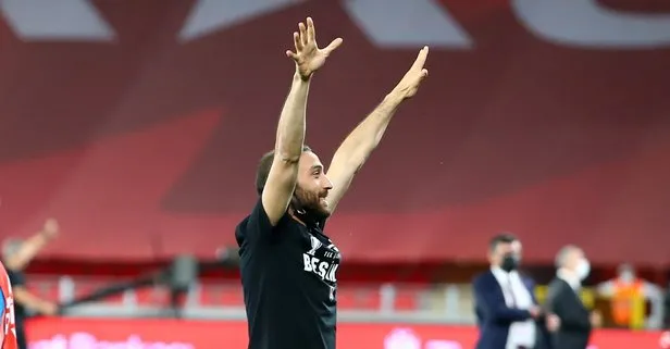 Cenk Tosun Beşiktaş’tan kopamıyor!