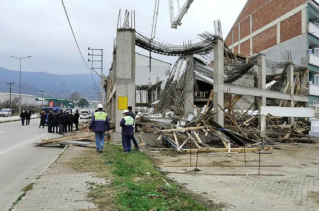 Bursa'da yapımı devam eden inşaatta feci kaza: 4 işçi yaralandı