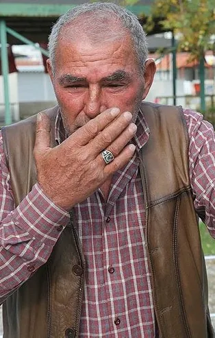 Şehit Cumali Gür'ün mezarının bayrak direğini çaldılar! Baba Gür gözyaşlarına boğuldu: Bunu yapan insan olamaz