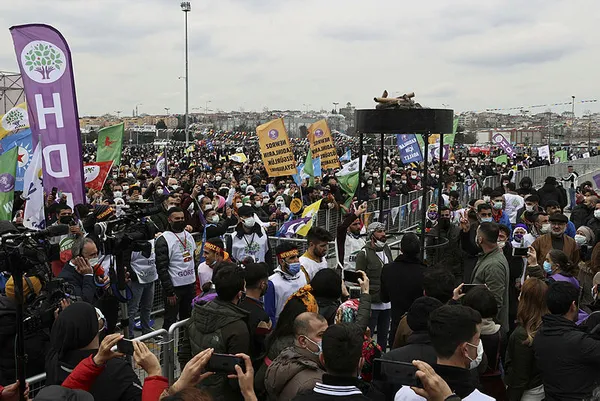 hdpnin-olayli-nevruz-etkinliginde-bolucu-teror-orgutu-pkk-lehine-sloganlar-atildi-14-gozalti-1616272336852.jpg HDP'nin olaylı Nevruz etkinliğinde bölücü terör örgütü PKK lehine sloganlar atıldı: 14 gözaltı-6
