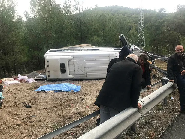 Son dakika: Antalya'da yolcu otobüsü devrildi! Çok sayıda yaralı var-1