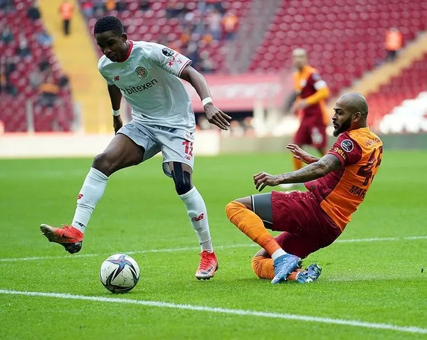 galatasaray-taraftarla-baristi-feghouli-ve-keremin-golleriyle-3-puani-hanesine-yazdirdi-1640467904496.jpeg Galatasaray taraftarla barıştı! Feghouli ve Kerem'in golleriyle 3 puanı hanesine yazdırdı-4