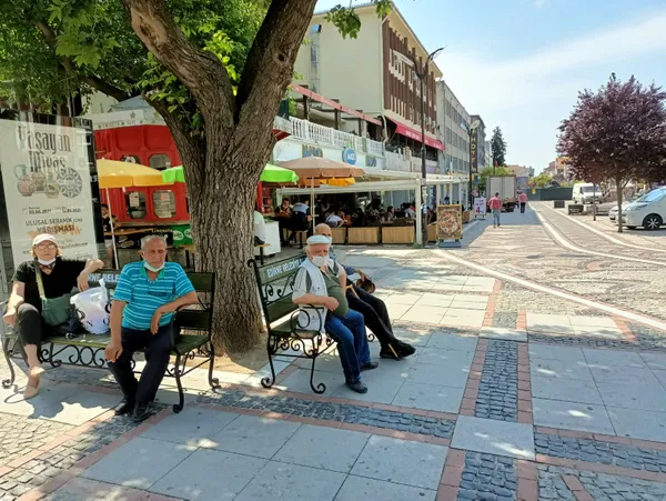 en-az-vaka-gorulen-illerden-olan-edirnede-banklar-yeniden-yerlerine-konuldu-1624450955241.jpg En az vaka görülen illerden olan Edirne'de banklar yeniden yerlerine konuldu-3
