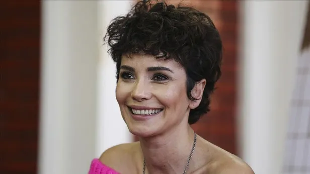 kanseri-yendi-yeni-dizide-basrol-verildi-canan-erguder-1640514989811.jpg Canan Ergüder Songül Öden ve Kubilay Aka ile birlikte 'Oğlum' dizisinde! Kanseri yendi yeni dizide başrol verildi!-4