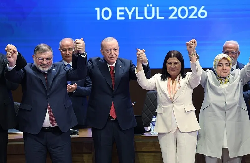 ak-partiye-yeni-katilimlar-saniye-bora-ficinin-rozetini-baskan-erdogan-takti-1789056378783.jpeg AK Parti'ye yeni katılımlar: Saniye Bora Fıçı'nın rozetini Başkan Erdoğan taktı-2