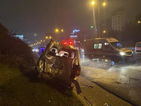 Ataşehir'de İETT dehşeti! Emniyet şeridindeki minibüse çarptı: 2 yaralı-2