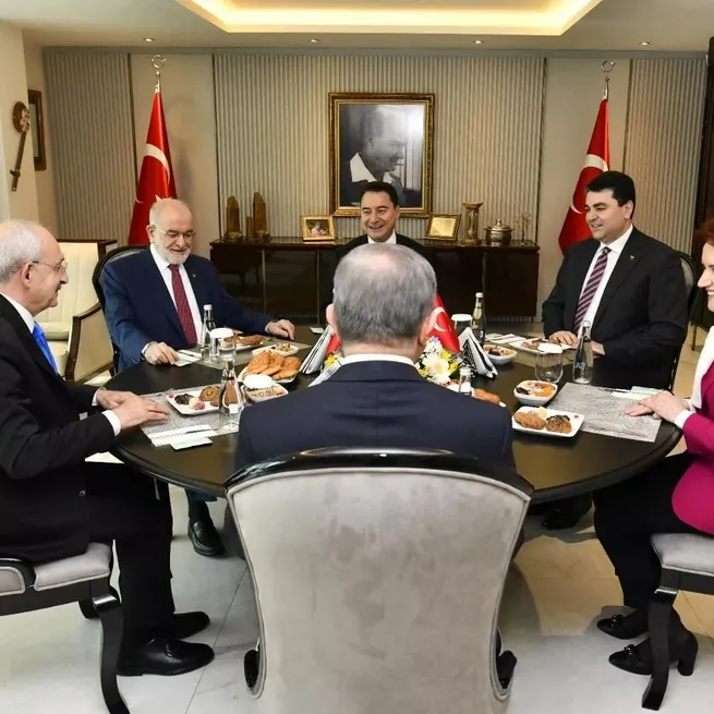 Küçük ortaklar mücahidini aklıyor! Temel Karamollaoğlu ve Ahmet Davutoğlundan skandal savunma