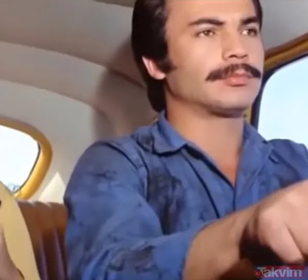 "Bir Teselli Ver" Filminde Orhan Gencebay Arka Koltukta Araba Kullanıyor.