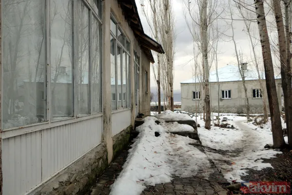 Hakkari Yüksekova'da evlerini yılanların istila etmesi üzerinde yeni ev yapılan aile rahatladı - 13