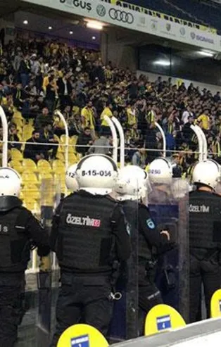 Fenerbahçeli taraftarlar stadı terk etmedi