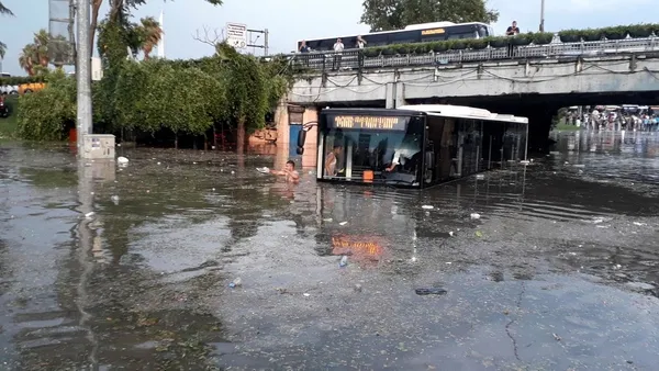 İstanbul'da vatandaşlar mahsur kaldı-1