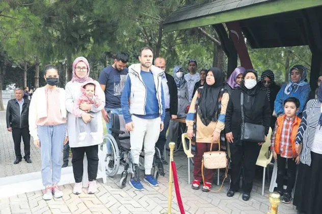 Şehitlikteki anma töreninde duygusal anlar: Tekerlekli sandalyesinde saygı duruşu için kalktı