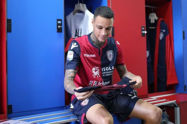Cagliari, Van der Wiel'i açıkladı-1