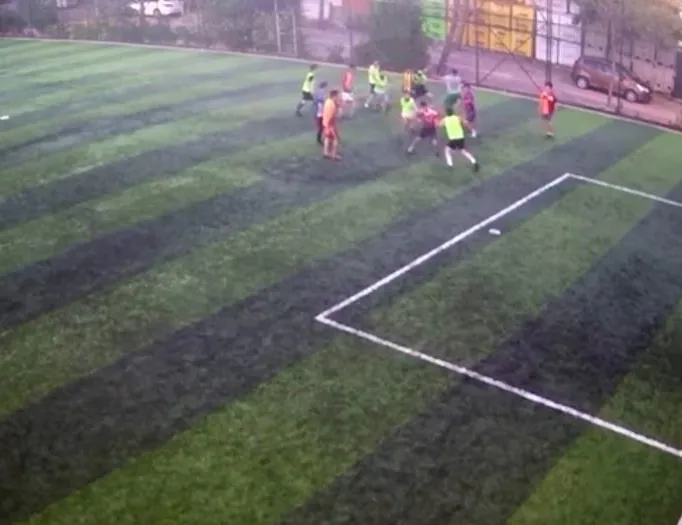 Kaleden kaleye gol sonrası boks maçı başladı