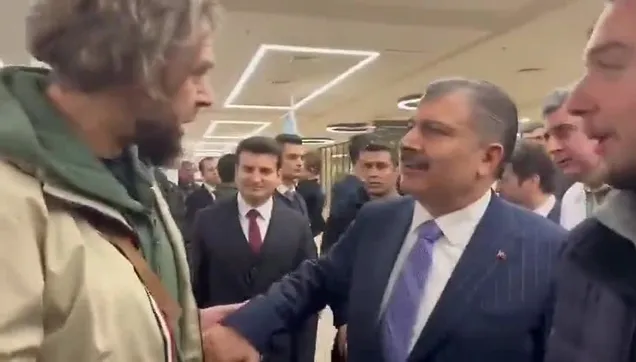 Portekiz'den gelen vatandaş Çam ve Sakura Şehir Hastanesi'nde Bakan Koca'ya sarılıp dua etti