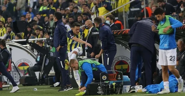 Oyundan alınan Mesut Özil çılgına döndü! Suları tekmeledi küfürler saydırdı