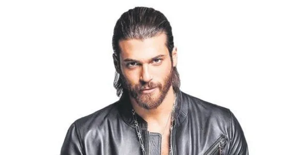 Hayranına fotoğraf makinesi fırlattığı öne sürülen Can Yaman’a sevgilisi Demet Özdemir sahip çıktı