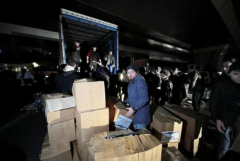 Azerbaycan’dan Türkiye’ye insani yardım konvoyu